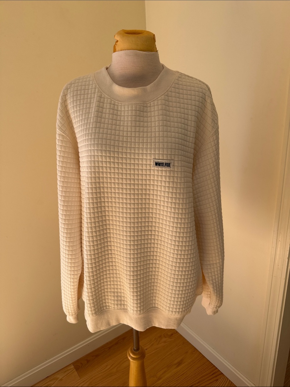 White Fox M/L cream textured pullover sweatshirt.